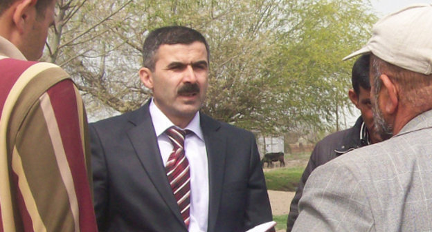 Oktai Gyulalyev (centre), the coordinator of the office of the civil society "Kura" talks to villagers of Minbashi, Sabirabad District of Azerbaijan, April 8, 2012. Photo by Nasrullah Nurullaev, a member of the office of the civil society "Kura" Oktai Gyulalyev (centre), the coordinator of the office of the civil society "Kura" talks to villagers of Minbashi, Sabirabad District of Azerbaijan, April 8, 2012. Photo by Nasrullah Nurullaev, a member of the office of the civil society "Kura"