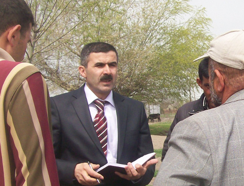 Oktai Gyulalyev (centre), the coordinator of the office of the civil society "Kura" talks to villagers of Minbashi, Sabirabad District of Azerbaijan, April 8, 2012. Photo by Nasrullah Nurullaev, a member of the office of the civil society "Kura" Oktai Gyulalyev (centre), the coordinator of the office of the civil society "Kura" talks to villagers of Minbashi, Sabirabad District of Azerbaijan, April 8, 2012. Photo by Nasrullah Nurullaev, a member of the office of the civil society "Kura"