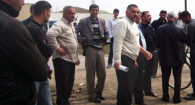 Rally of residents of the village of Minbashi, Sabirabad District of Azerbaijan, April 8, 2012. Photo by Nasrullah Nurullaev, a member of the office of the Civil Society "Kura" Rally of residents of the village of Minbashi, Sabirabad District of Azerbaijan, April 8, 2012. Photo by Nasrullah Nurullaev, a member of the office of the Civil Society "Kura"