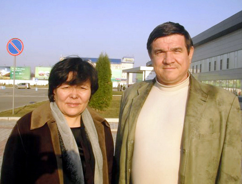 Political hunger-strikers in Astrakhan: Saule Berkimbaeva, editor of magazine "TSJ Chairman", and Evgeniy Dunaev, assistant to Oleg Shein, a State Duma Deputy, Astrakhan, April 9, 2012. Photo from the blog of Evgeniy Dunaev, http://dunaev-es.livejournal.com/ Political hunger-strikers in Astrakhan: Saule Berkimbaeva, editor of magazine "TSJ Chairman", and Evgeniy Dunaev, assistant to Oleg Shein, a State Duma Deputy, Astrakhan, April 9, 2012. Photo from the blog of Evgeniy Dunaev, http://dunaev-es.livejournal.com/