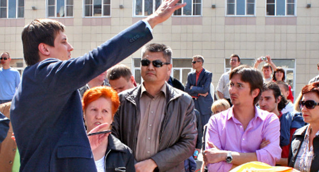 Dmitry Gudkov, a State Duma Deputy from the "Spravedlivaya Rossiya" (Fair Russia) Party at the meeting with hunger-strikers and residents of Astrakhan, which transformed into an improvised rally. Photo by Alexander Kozlov, http://ko-07.livejournal.com Dmitry Gudkov, a State Duma Deputy from the "Spravedlivaya Rossiya" (Fair Russia) Party at the meeting with hunger-strikers and residents of Astrakhan, which transformed into an improvised rally. Photo by Alexander Kozlov, http://ko-07.livejournal.com