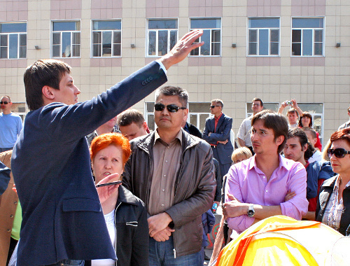 Dmitry Gudkov, a State Duma Deputy from the "Spravedlivaya Rossiya" (Fair Russia) Party at the meeting with hunger-strikers and residents of Astrakhan, which transformed into an improvised rally. Photo by Alexander Kozlov, http://ko-07.livejournal.com Dmitry Gudkov, a State Duma Deputy from the "Spravedlivaya Rossiya" (Fair Russia) Party at the meeting with hunger-strikers and residents of Astrakhan, which transformed into an improvised rally. Photo by Alexander Kozlov, http://ko-07.livejournal.com