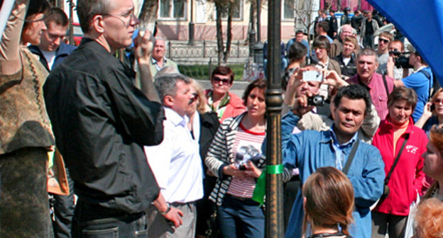 Oleg Shein, speaking at the improvised rally during the meeting with the State Duma Deputies, who came to support the protest hunger-strikers, Astrakhan, April 10, 2012. Photo by Alexander Kozlov, http://ko-07.livejournal.com
Oleg Shein, speaking at the improvised rally during the meeting with the State Duma Deputies, who came to support the protest hunger-strikers, Astrakhan, April 10, 2012. Photo by Alexander Kozlov, http://ko-07.livejournal.com