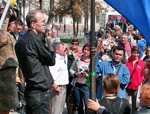 Oleg Shein, speaking at the improvised rally during the meeting with the State Duma Deputies, who came to support the protest hunger-strikers, Astrakhan, April 10, 2012. Photo by Alexander Kozlov, http://ko-07.livejournal.com
Oleg Shein, speaking at the improvised rally during the meeting with the State Duma Deputies, who came to support the protest hunger-strikers, Astrakhan, April 10, 2012. Photo by Alexander Kozlov, http://ko-07.livejournal.com