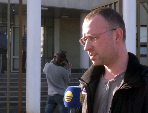 Alexander Vassiliev, the advocate of the defendant Yuri Tikhomirov, gives interviews to reporters outside the Lublin Court House in Moscow, April 17, 2012. Photo by Yulia Buslavskaya for the "Caucasian Knot" Alexander Vassiliev, the advocate of the defendant Yuri Tikhomirov, gives interviews to reporters outside the Lublin Court House in Moscow, April 17, 2012. Photo by Yulia Buslavskaya for the "Caucasian Knot"