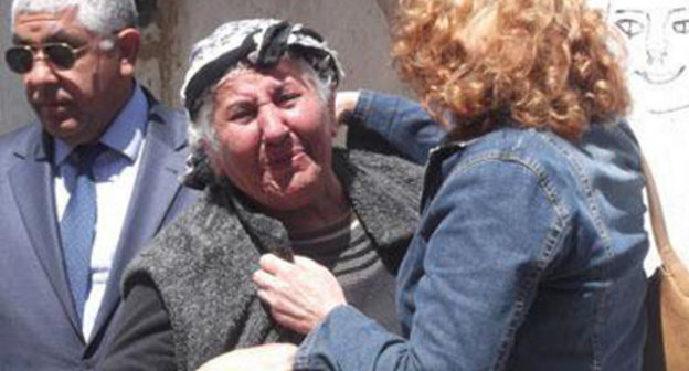 Shirinbadji Alieva (center) evicted from her house at 211Mirza Aga Aliev Street, Baku, April 23, 2012. Photo: www.musavat.com Shirinbadji Alieva (center) evicted from her house at 211Mirza Aga Aliev Street, Baku, April 23, 2012. Photo: www.musavat.com