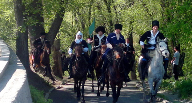 Participants of equestrian march ascend to the Stela of Nations' Friendship on the Day of Circassian Flag, Karachay-Cherkessia, April 25, 2012. Photo by Svetlana Nosova for the "Caucasian Knot" Participants of equestrian march ascend to the Stela of Nations' Friendship on the Day of Circassian Flag, Karachay-Cherkessia, April 25, 2012. Photo by Svetlana Nosova for the "Caucasian Knot"