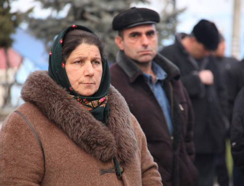 Residents of the village of Khrakh-Uba at the rally on February 8, 2011, in Makhachkala. Photo by Anvar Kurbanmagomedov, http://xpax.info Residents of the village of Khrakh-Uba at the rally on February 8, 2011, in Makhachkala. Photo by Anvar Kurbanmagomedov, http://xpax.info