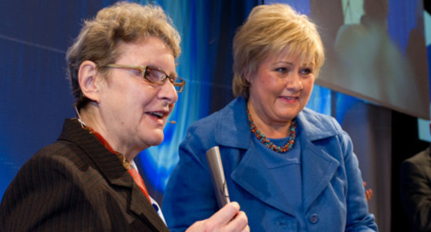 Svetlana Gannushkina (left) and Erna Solberg at the ceremony of the Sjur Lindebrækkes Award for democracy and human rights, Norway, Oslo. May 6, 2012. Photo by Tomas Moss, icu.no Svetlana Gannushkina (left) and Erna Solberg at the ceremony of the Sjur Lindebrækkes Award for democracy and human rights, Norway, Oslo. May 6, 2012. Photo by Tomas Moss, icu.no
