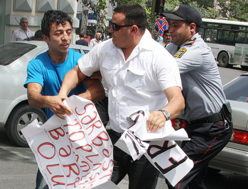 Policemen detain a participant of an oppositional action, Baku, May 14, 2012. Photo by IA "Turan" Policemen detain a participant of an oppositional action, Baku, May 14, 2012. Photo by IA "Turan"