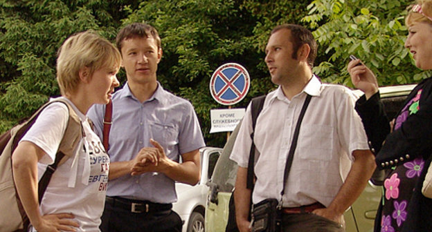 Eugenia Chirikova, Victor Dutlov and Suren Gazaryan at the Tuapse District Court on the day of preliminary hearing on the case of damaging the fence around the cottage of Tkachov, Governor of the Krasnodar Territory, Tuapse, May 15, 2012. Photo by Maria Ukhova: http://maryukhova.livejournal.com
Eugenia Chirikova, Victor Dutlov and Suren Gazaryan at the Tuapse District Court on the day of preliminary hearing on the case of damaging the fence around the cottage of Tkachov, Governor of the Krasnodar Territory, Tuapse, May 15, 2012. Photo by Maria Ukhova: http://maryukhova.livejournal.com