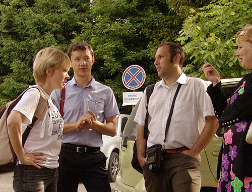 Eugenia Chirikova, Victor Dutlov and Suren Gazaryan at the Tuapse District Court on the day of preliminary hearing on the case of damaging the fence around the cottage of Tkachov, Governor of the Krasnodar Territory, Tuapse, May 15, 2012. Photo by Maria Ukhova: http://maryukhova.livejournal.com
Eugenia Chirikova, Victor Dutlov and Suren Gazaryan at the Tuapse District Court on the day of preliminary hearing on the case of damaging the fence around the cottage of Tkachov, Governor of the Krasnodar Territory, Tuapse, May 15, 2012. Photo by Maria Ukhova: http://maryukhova.livejournal.com