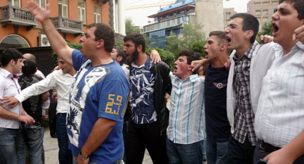 Opponents of the action "Cultural Diversity" in front of the building of the Union of Artists, Yerevan, May 21, 2012. Photo by Armine Martirosyan for the "Caucasian Knot" Opponents of the action "Cultural Diversity" in front of the building of the Union of Artists, Yerevan, May 21, 2012. Photo by Armine Martirosyan for the "Caucasian Knot"