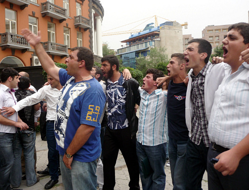 Opponents of the action "Cultural Diversity" in front of the building of the Union of Artists, Yerevan, May 21, 2012. Photo by Armine Martirosyan for the "Caucasian Knot" Opponents of the action "Cultural Diversity" in front of the building of the Union of Artists, Yerevan, May 21, 2012. Photo by Armine Martirosyan for the "Caucasian Knot"
