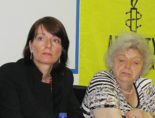 Friederike Behr (left), expert of the Amnesty International for Russia, at a press conference in Moscow on May 24, 2012. Photo by Natalia Krainova for the "Caucasian Knot" Friederike Behr (left), expert of the Amnesty International for Russia, at a press conference in Moscow on May 24, 2012. Photo by Natalia Krainova for the "Caucasian Knot"
