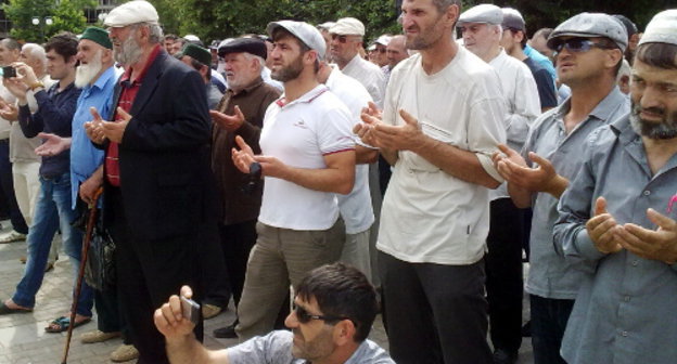 Rally demanding inquiry into the murder of Gamzatov brothers and their nephew Magomed Omarov, Makhachkala, May 24, 2012. Photo by Akhmed Magomedov for the "Caucasian Knot" Rally demanding inquiry into the murder of Gamzatov brothers and their nephew Magomed Omarov, Makhachkala, May 24, 2012. Photo by Akhmed Magomedov for the "Caucasian Knot"