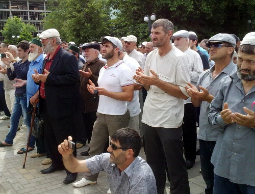Rally demanding inquiry into the murder of Gamzatov brothers and their nephew Magomed Omarov, Makhachkala, May 24, 2012. Photo by Akhmed Magomedov for the "Caucasian Knot" Rally demanding inquiry into the murder of Gamzatov brothers and their nephew Magomed Omarov, Makhachkala, May 24, 2012. Photo by Akhmed Magomedov for the "Caucasian Knot"