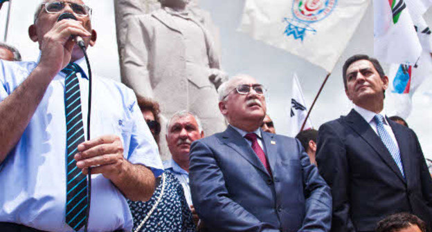 Festive rally of Azerbaijani oppositional forces on the occasion of the Republic Day. In the first row from left to right: Ragim Gadjiev, Editor of "Azadlyg"; Ali Kerimli, the leader of the Popular Front Party of Azerbaijan (PFPA); Isa Gambar, the leader of the "Musavat" Party, Baku, Novkhany Township, May 28, 2012. Photo by Aziz Karimov for the "Caucasian Knot" Festive rally of Azerbaijani oppositional forces on the occasion of the Republic Day. In the first row from left to right: Ragim Gadjiev, Editor of "Azadlyg"; Ali Kerimli, the leader of the Popular Front Party of Azerbaijan (PFPA); Isa Gambar, the leader of the "Musavat" Party, Baku, Novkhany Township, May 28, 2012. Photo by Aziz Karimov for the "Caucasian Knot"