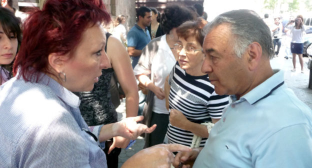 Residents of Yerevan discuss, during a protest action, dismantling of the indoor marketplace, Yerevan, May 28, 2012. Photo by Armine Martirosyan for the "Caucasian Knot"
Residents of Yerevan discuss, during a protest action, dismantling of the indoor marketplace, Yerevan, May 28, 2012. Photo by Armine Martirosyan for the "Caucasian Knot"