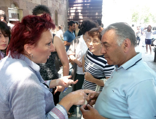 Residents of Yerevan discuss, during a protest action, dismantling of the indoor marketplace, Yerevan, May 28, 2012. Photo by Armine Martirosyan for the "Caucasian Knot"
Residents of Yerevan discuss, during a protest action, dismantling of the indoor marketplace, Yerevan, May 28, 2012. Photo by Armine Martirosyan for the "Caucasian Knot"