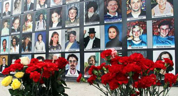 Memorial board bearing portraits of victims of the terror act at the Dubrovka Theatre Centre. Courtesy of www.pravoedelo.ru Memorial board bearing portraits of victims of the terror act at the Dubrovka Theatre Centre. Courtesy of www.pravoedelo.ru