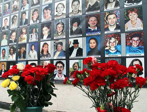 Memorial board bearing portraits of victims of the terror act at the Dubrovka Theatre Centre. Courtesy of www.pravoedelo.ru Memorial board bearing portraits of victims of the terror act at the Dubrovka Theatre Centre. Courtesy of www.pravoedelo.ru