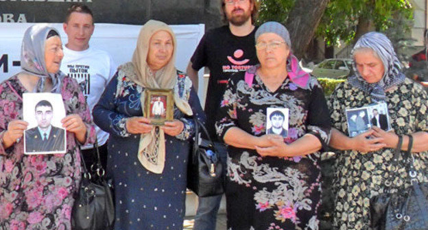 Chechnya, Grozny, June 26, 2012; human rights activists and relatives of kidnapped people hold picket in Journalists' Mini-Park in support of victims of violence. Courteasy of the press service of the Inter-Regional Committee against Torture, http://www.pytkam.net Chechnya, Grozny, June 26, 2012; human rights activists and relatives of kidnapped people hold picket in Journalists' Mini-Park in support of victims of violence. Courteasy of the press service of the Inter-Regional Committee against Torture, http://www.pytkam.net