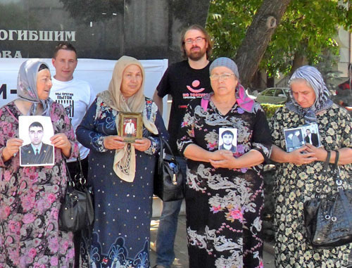 Chechnya, Grozny, June 26, 2012; human rights activists and relatives of kidnapped people hold picket in Journalists' Mini-Park in support of victims of violence. Courteasy of the press service of the Inter-Regional Committee against Torture, http://www.pytkam.net Chechnya, Grozny, June 26, 2012; human rights activists and relatives of kidnapped people hold picket in Journalists' Mini-Park in support of victims of violence. Courteasy of the press service of the Inter-Regional Committee against Torture, http://www.pytkam.net