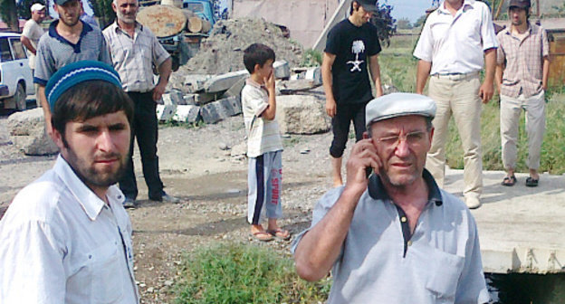 Villagers of Komsomolskoye ready to dismantle the pipe, used by "Acom" Factory to drain wastes into the canal. In the forefront – villager Rustam Shapiev and rights defender Murtazali Tagirov, Dagestan, Kizilyurt District, June 22, 2012. Photo by Patimat Makhmudova for the "Caucasian Knot"
Villagers of Komsomolskoye ready to dismantle the pipe, used by "Acom" Factory to drain wastes into the canal. In the forefront – villager Rustam Shapiev and rights defender Murtazali Tagirov, Dagestan, Kizilyurt District, June 22, 2012. Photo by Patimat Makhmudova for the "Caucasian Knot"