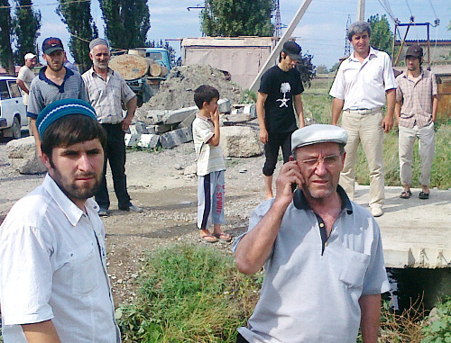 Villagers of Komsomolskoye ready to dismantle the pipe, used by "Acom" Factory to drain wastes into the canal. In the forefront – villager Rustam Shapiev and rights defender Murtazali Tagirov, Dagestan, Kizilyurt District, June 22, 2012. Photo by Patimat Makhmudova for the "Caucasian Knot"
Villagers of Komsomolskoye ready to dismantle the pipe, used by "Acom" Factory to drain wastes into the canal. In the forefront – villager Rustam Shapiev and rights defender Murtazali Tagirov, Dagestan, Kizilyurt District, June 22, 2012. Photo by Patimat Makhmudova for the "Caucasian Knot"