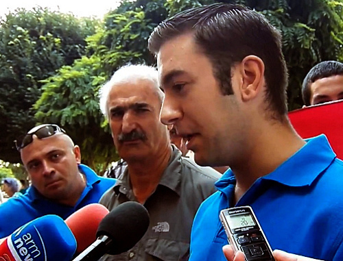 Action demanding to help in repatriation of Syrian Armenians organized by the youth union "Ayazn"; Yerevan, July 19, 2012. Still from video footage by the "Hetq.am" Action demanding to help in repatriation of Syrian Armenians organized by the youth union "Ayazn"; Yerevan, July 19, 2012. Still from video footage by the "Hetq.am"