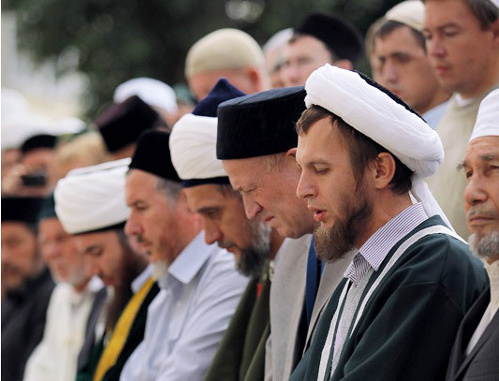 Farewell to Waliullah Yakupov in the yard of Apanaev Mosque, Kazan, July 20, 2012. Photo by Sergey Yelagin, "Business-Online", e-edition of Tatarstan: www.business-gazeta.ru Farewell to Waliullah Yakupov in the yard of Apanaev Mosque, Kazan, July 20, 2012. Photo by Sergey Yelagin, "Business-Online", e-edition of Tatarstan: www.business-gazeta.ru