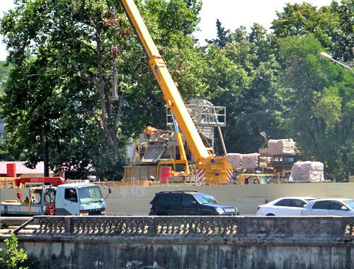 Construction works in Konstitutsii Street are carried out without any anti-noise screens; Sochi, July 25, 2012. Photo by Svetlana Kravchenko for the "Caucasian Knot" Construction works in Konstitutsii Street are carried out without any anti-noise screens; Sochi, July 25, 2012. Photo by Svetlana Kravchenko for the "Caucasian Knot"