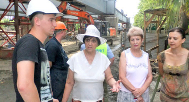 Residents of No. 66 in Gagarin Street out for a protest at the construction site of a parallel street to Kurortny Avenue in Sochi, July 29, 2012. Photo by Svetlana Kravchenko for the "Caucasian Knot" Residents of No. 66 in Gagarin Street out for a protest at the construction site of a parallel street to Kurortny Avenue in Sochi, July 29, 2012. Photo by Svetlana Kravchenko for the "Caucasian Knot"