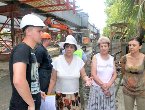 Residents of No. 66 in Gagarin Street out for a protest at the construction site of a parallel street to Kurortny Avenue in Sochi, July 29, 2012. Photo by Svetlana Kravchenko for the "Caucasian Knot" Residents of No. 66 in Gagarin Street out for a protest at the construction site of a parallel street to Kurortny Avenue in Sochi, July 29, 2012. Photo by Svetlana Kravchenko for the "Caucasian Knot"