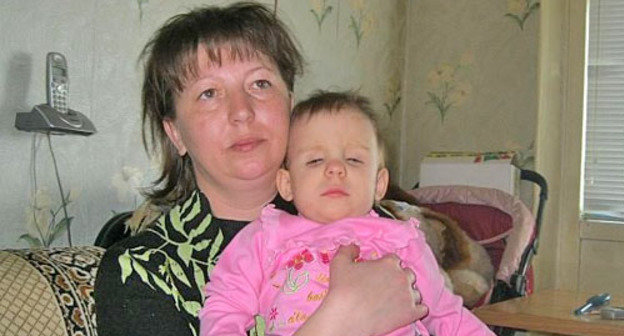 Elena Shavernyova with her daughter Vika; Rostov Region, Volgodonsk, January 2011. Photo by Pavel Gubskiy, donnews.ru
Elena Shavernyova with her daughter Vika; Rostov Region, Volgodonsk, January 2011. Photo by Pavel Gubskiy, donnews.ru