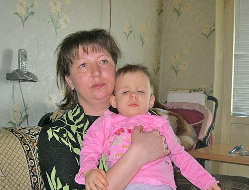 Elena Shavernyova with her daughter Vika; Rostov Region, Volgodonsk, January 2011. Photo by Pavel Gubskiy, donnews.ru
Elena Shavernyova with her daughter Vika; Rostov Region, Volgodonsk, January 2011. Photo by Pavel Gubskiy, donnews.ru