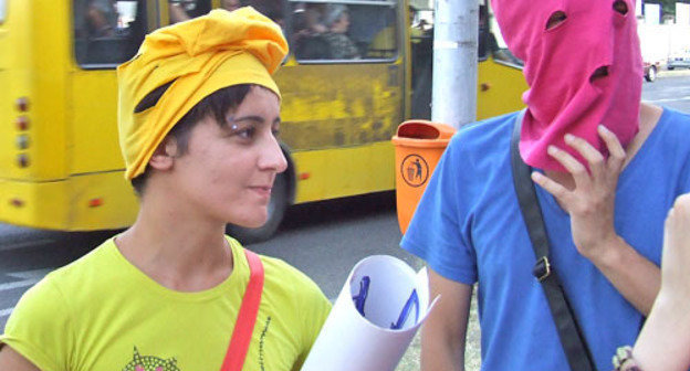 Participants of support and solidarity action with the punk band "Pussy Riot" in Tbilisi, August 16, 2012. Photo by Edita Badasyan for the "Caucasian Knot" Participants of support and solidarity action with the punk band "Pussy Riot" in Tbilisi, August 16, 2012. Photo by Edita Badasyan for the "Caucasian Knot"