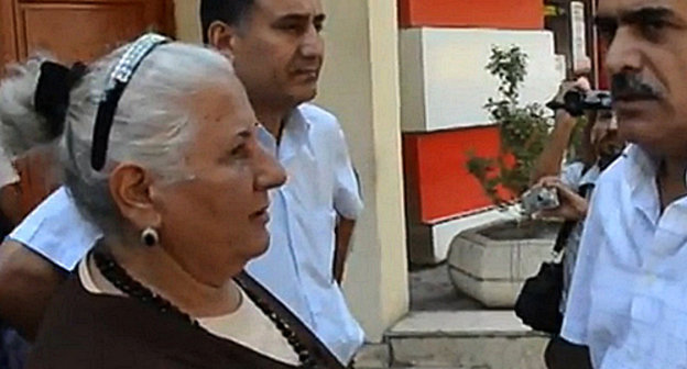 Outside the Narimanov District Court on the day of sentencing Ilgar Rzaev; on the left – Shirinbadji Rzaeva; Baku, August 31, 2012. Frame from video footage by the "Objective TV" Channel: http://www.obyektiv.tv Outside the Narimanov District Court on the day of sentencing Ilgar Rzaev; on the left – Shirinbadji Rzaeva; Baku, August 31, 2012. Frame from video footage by the "Objective TV" Channel: http://www.obyektiv.tv