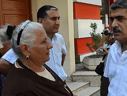 Outside the Narimanov District Court on the day of sentencing Ilgar Rzaev; on the left – Shirinbadji Rzaeva; Baku, August 31, 2012. Frame from video footage by the "Objective TV" Channel: http://www.obyektiv.tv Outside the Narimanov District Court on the day of sentencing Ilgar Rzaev; on the left – Shirinbadji Rzaeva; Baku, August 31, 2012. Frame from video footage by the "Objective TV" Channel: http://www.obyektiv.tv