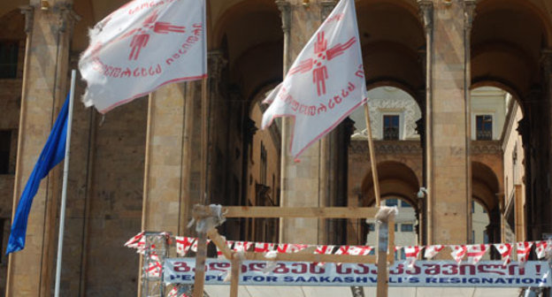 The Opposition leaders' board next to the Parliament, the 26th of May, 2009.
Photo by "Caucasian Knot" The Opposition leaders' board next to the Parliament, the 26th of May, 2009.
Photo by "Caucasian Knot"