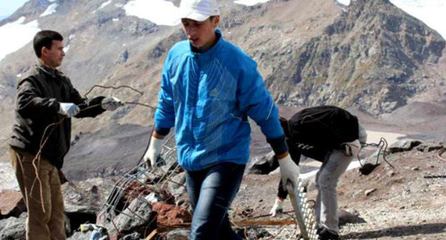 Subbotnik for cleaning slopes of Mount Elbrus undertaken by volunteers, Kabardino-Balkaria, September 15, 2012. Photo by Luiza Orazaeva for the "Caucasian Knot" Subbotnik for cleaning slopes of Mount Elbrus undertaken by volunteers, Kabardino-Balkaria, September 15, 2012. Photo by Luiza Orazaeva for the "Caucasian Knot"