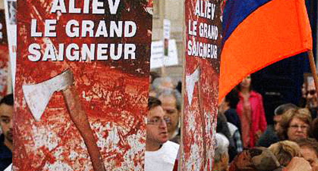 Protest in front of the Azerbaijani Embassy in Paris, organized by the Coordination Council of Armenian Organizations in France, September 18, 2012. Courtesy of http://www.yerkramas.org Protest in front of the Azerbaijani Embassy in Paris, organized by the Coordination Council of Armenian Organizations in France, September 18, 2012. Courtesy of http://www.yerkramas.org