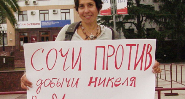 Maria Ukhova in front of the administration of Sochi during her solo picket against mining nickel near the Khopyor River, Sochi, September 22, 2012. Courtesy of the protesters Maria Ukhova in front of the administration of Sochi during her solo picket against mining nickel near the Khopyor River, Sochi, September 22, 2012. Courtesy of the protesters