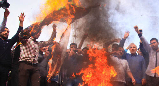Azerbaijan, September 28, 2012, residents of the dwelling settlement of Nardaran burning down US and Israeli flags at the protest action. Photo by Aziz Karimov for the "Caucasian Knot" Azerbaijan, September 28, 2012, residents of the dwelling settlement of Nardaran burning down US and Israeli flags at the protest action. Photo by Aziz Karimov for the "Caucasian Knot"