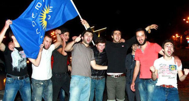 Supporters of the "Georgian Dream" in Tbilisi streets in the evening of the voting day at parliamentary elections in Georgia; October 2, 2012. Photo by Aziz Karimov for the "Caucasian Knot" Supporters of the "Georgian Dream" in Tbilisi streets in the evening of the voting day at parliamentary elections in Georgia; October 2, 2012. Photo by Aziz Karimov for the "Caucasian Knot"