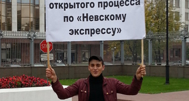 Solo picket of a resident of Ingushetia outside the Government of the Russian Federation; Moscow, October 3, 2012. Photo by Magomed Khazbiev Solo picket of a resident of Ingushetia outside the Government of the Russian Federation; Moscow, October 3, 2012. Photo by Magomed Khazbiev