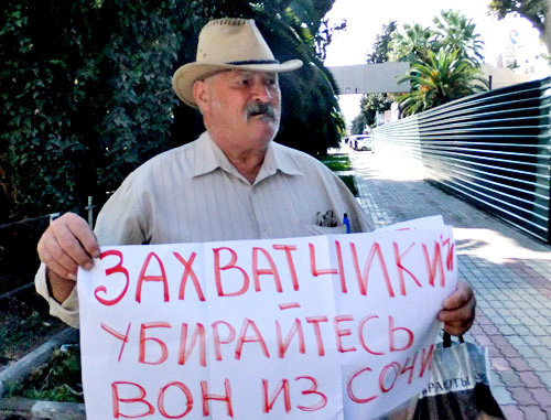 Eugeny Zakharov holds solo picket against felling greenery, Sochi, October 8, 2012. Photo by Svetlana Kravchenko for the "Caucasian Knot" Eugeny Zakharov holds solo picket against felling greenery, Sochi, October 8, 2012. Photo by Svetlana Kravchenko for the "Caucasian Knot"