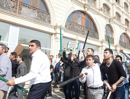 Believers-protesters armed with sticks confront policemen opposite the Ministry of Education of Azerbaijan. Baku, October 5, 2012, Photo by Aziz Karimov for the "Caucasian Knot" Believers-protesters armed with sticks confront policemen opposite the Ministry of Education of Azerbaijan. Baku, October 5, 2012, Photo by Aziz Karimov for the "Caucasian Knot"