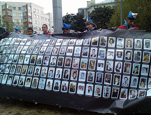 Activists of the Movement "Kind Children of the World" hold a poster with the names of all the casualties of Dubrovka terror act; Moscow, September 3, 2010. Courtesy of http://bb-mos.livejournal.com Activists of the Movement "Kind Children of the World" hold a poster with the names of all the casualties of Dubrovka terror act; Moscow, September 3, 2010. Courtesy of http://bb-mos.livejournal.com